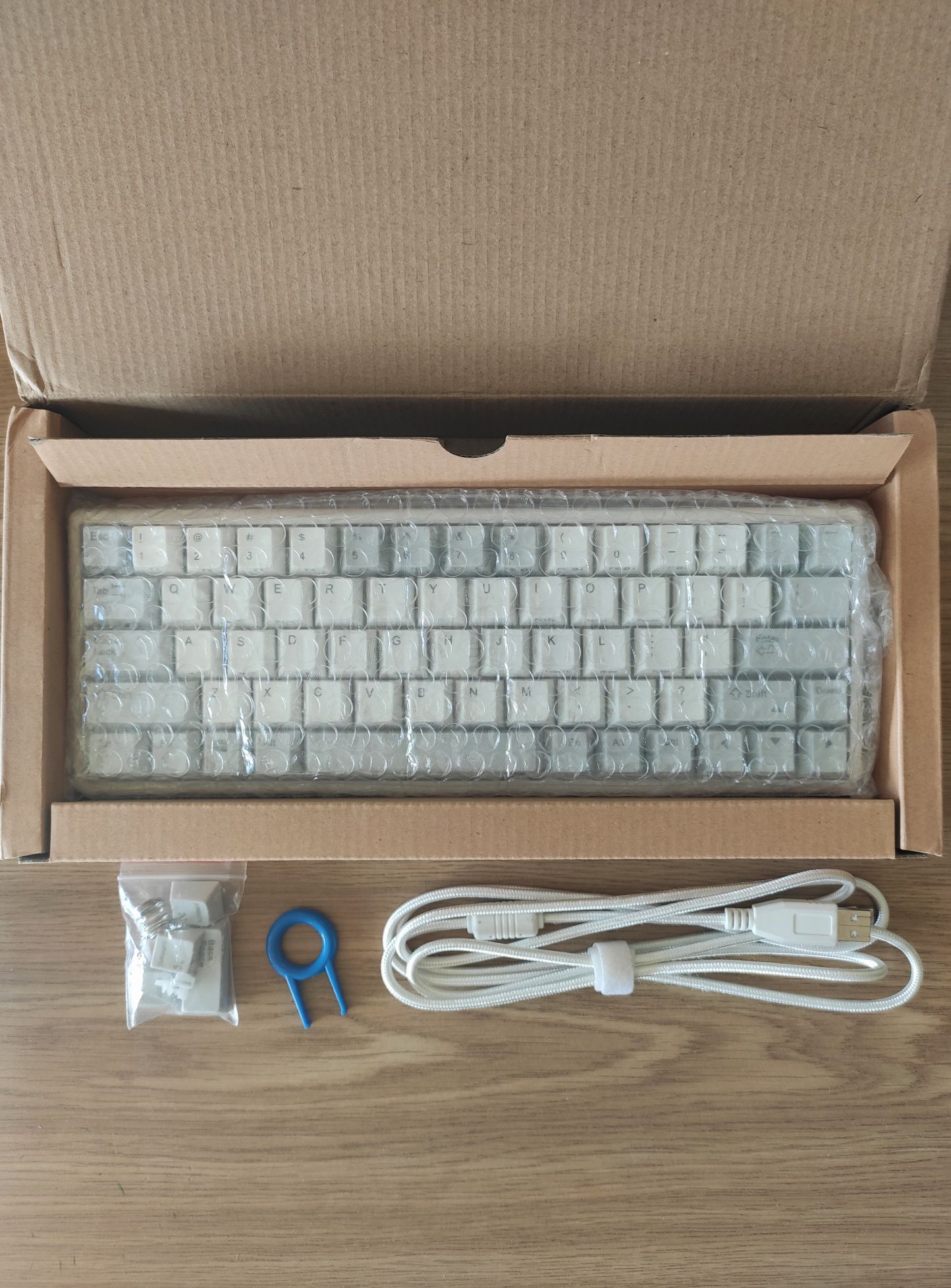 Niz atom66 keyboard (Bluetooth + USB-C)