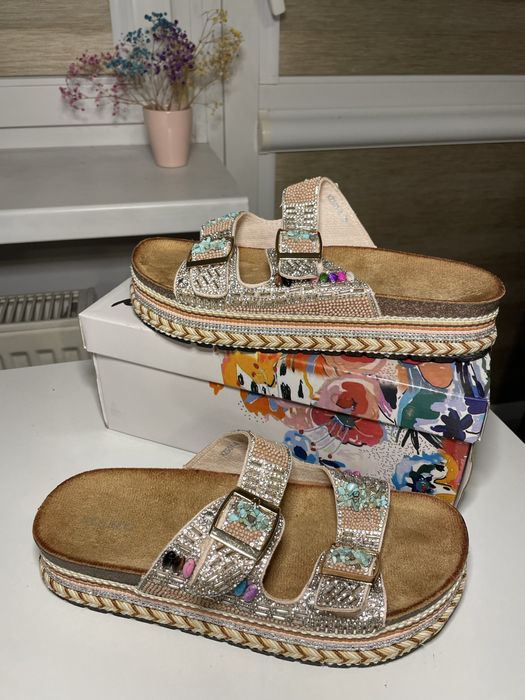 Blyszczce klapki ze zdobieniami - Nowe