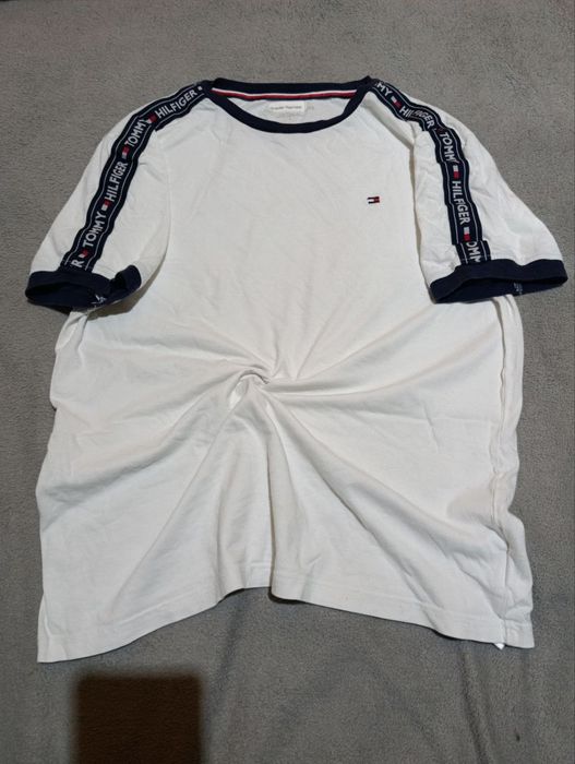 Футболка TOMMY HILFIGER на лампасах