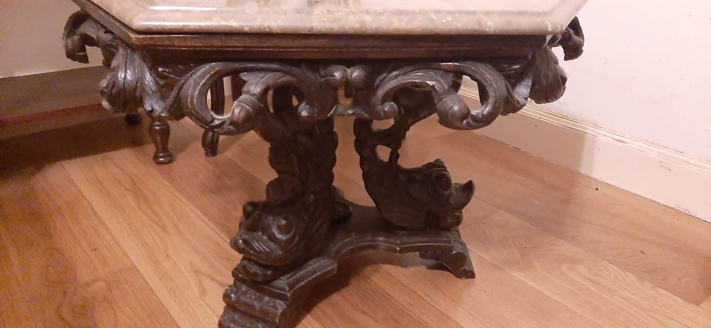 Mesa de madeira entalhada com tampo em mármore