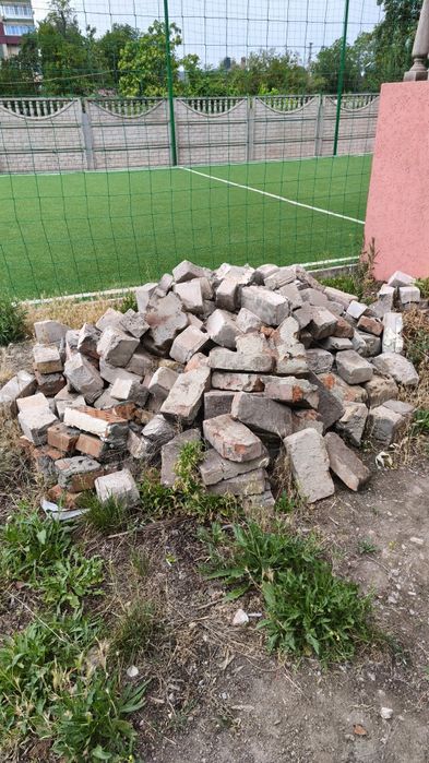 Цегла б/у та сміття будівельне