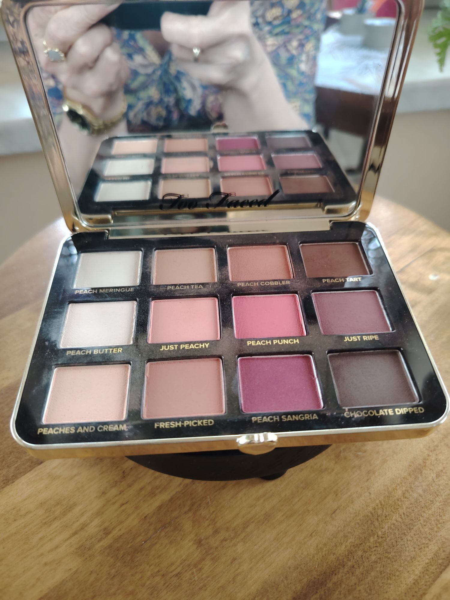 Too Faced paleta cieni do powiek Just Peach mattes