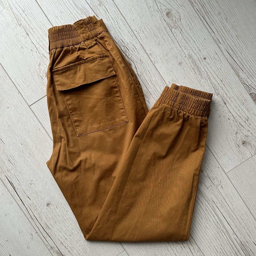 Karmelowe spodnie cargo z łańcuchem bojówki pull&bear XS