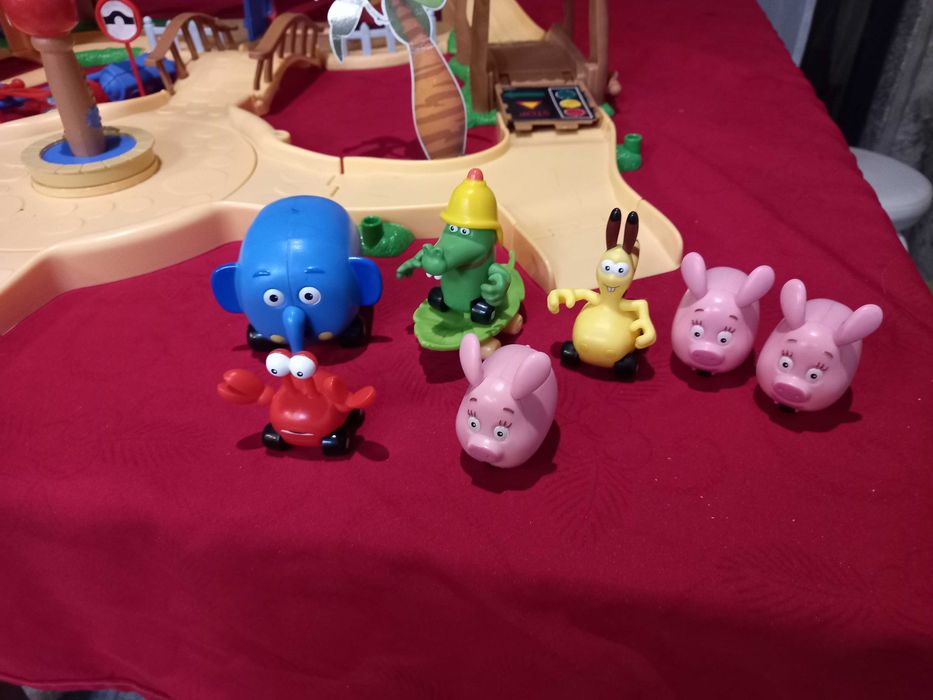 binquedo pista  sobre roda