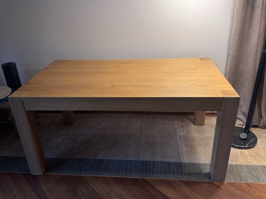 Stół drewniany do salonu