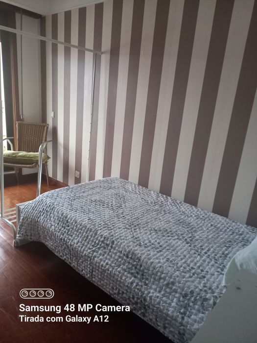 Quarto solteiro,confortavelarejado com varanda