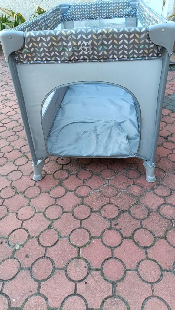 Łóżeczko turystyczne z możliwością kołyski