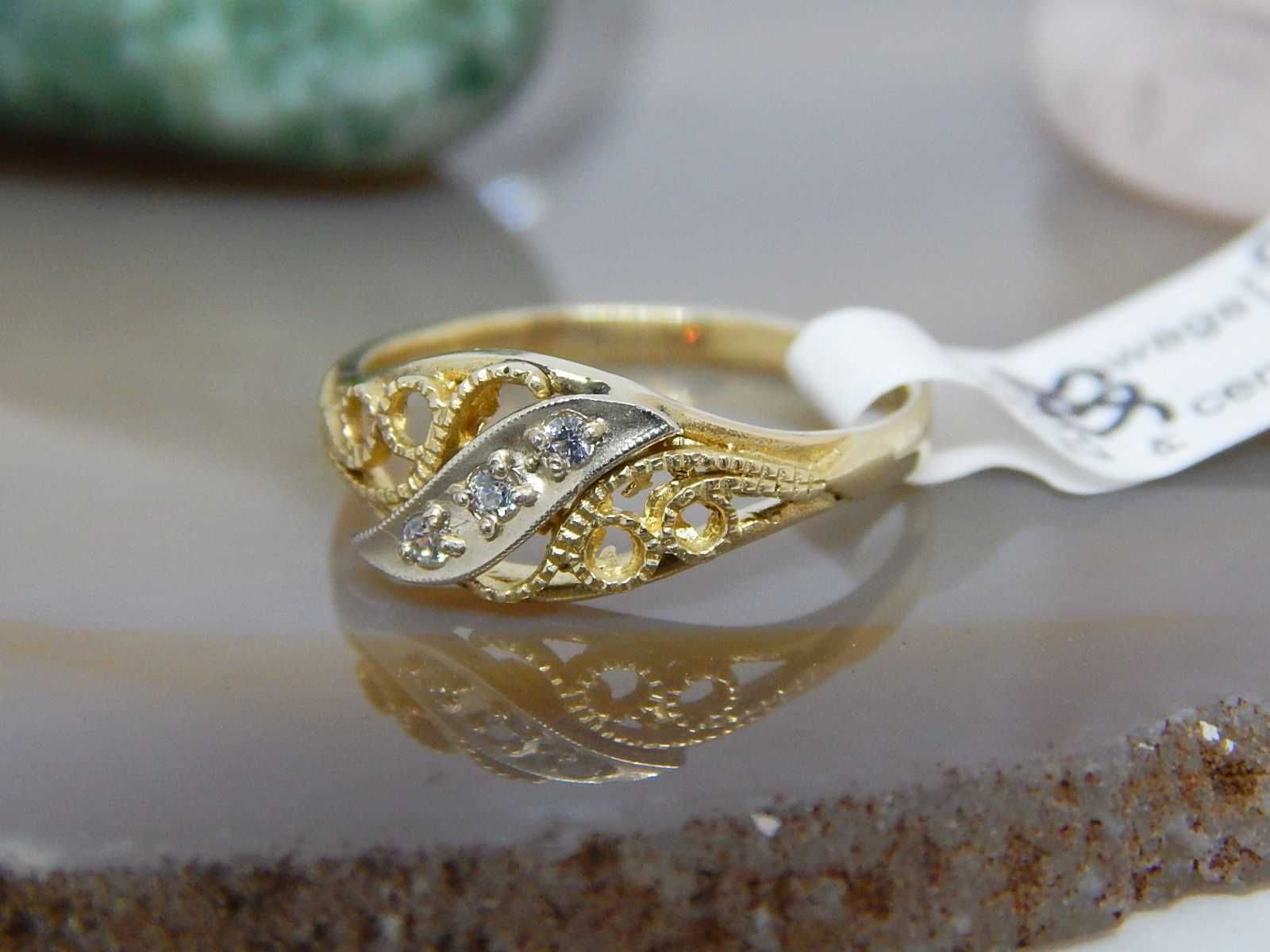 złoty pierścionek z trzema cyrkoniami złoto pr 585 waga 2,2 g rozm. 14