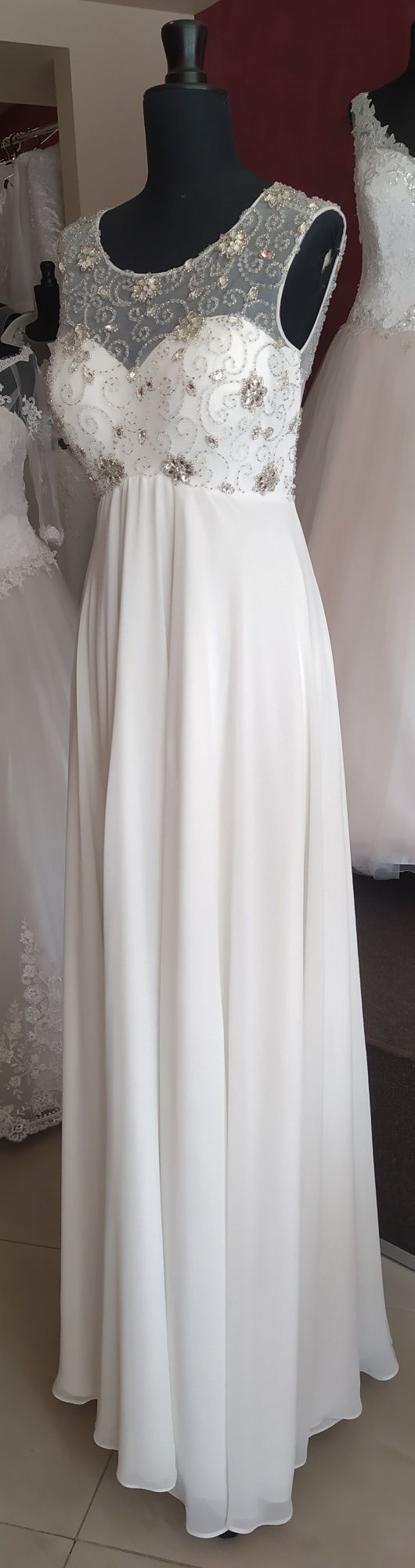 Suknia ślubna z odkrytymi plecami
