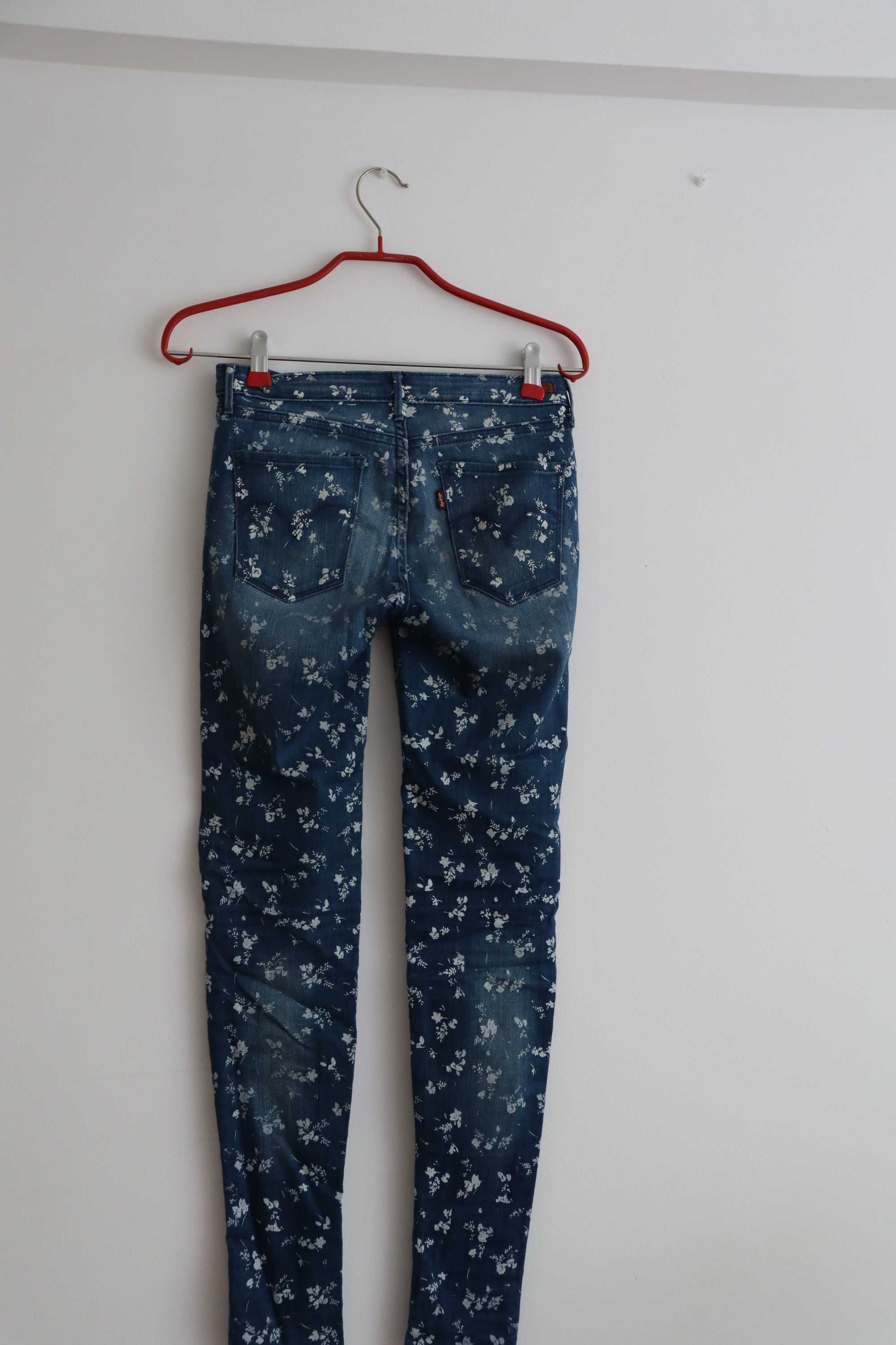 Leggins de ganga com flores Levis