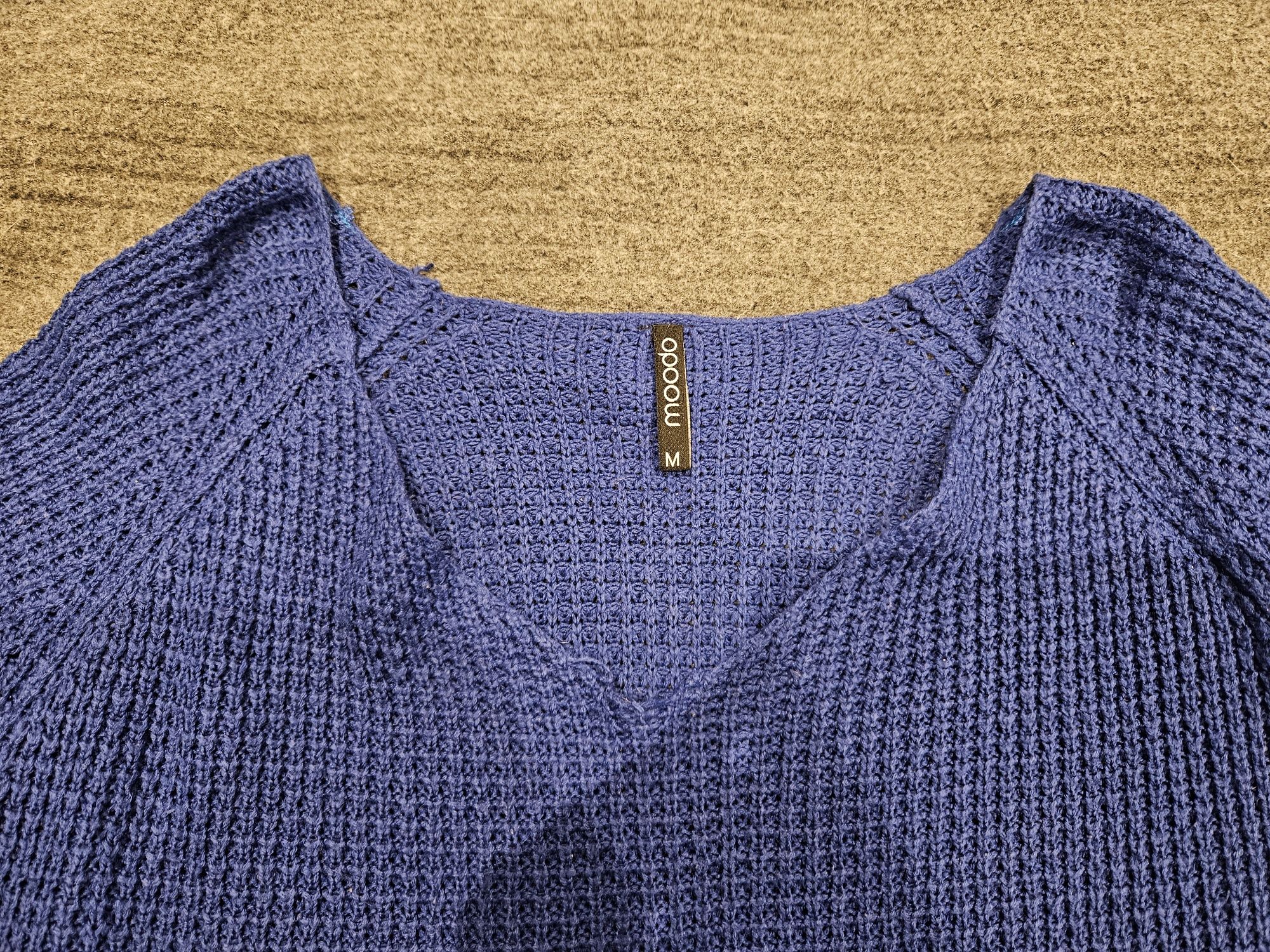 Niebieski sweter zimowy