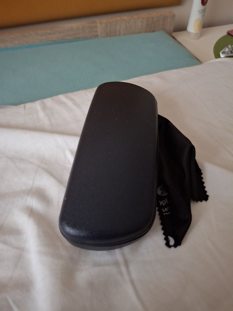 Czarne etui do okularów