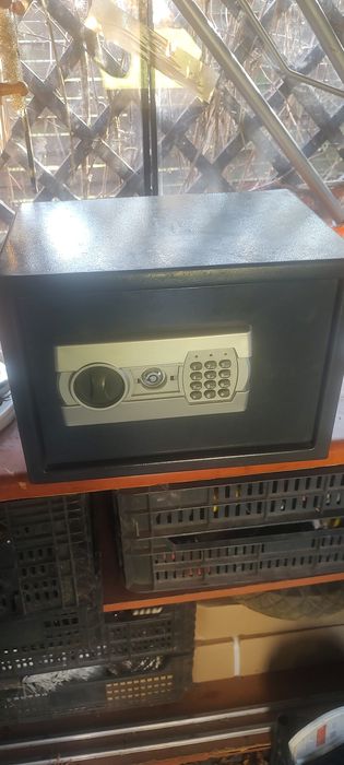 Kasa kasetka pancerna sejf z kodem szyfrem na baterie na klucz