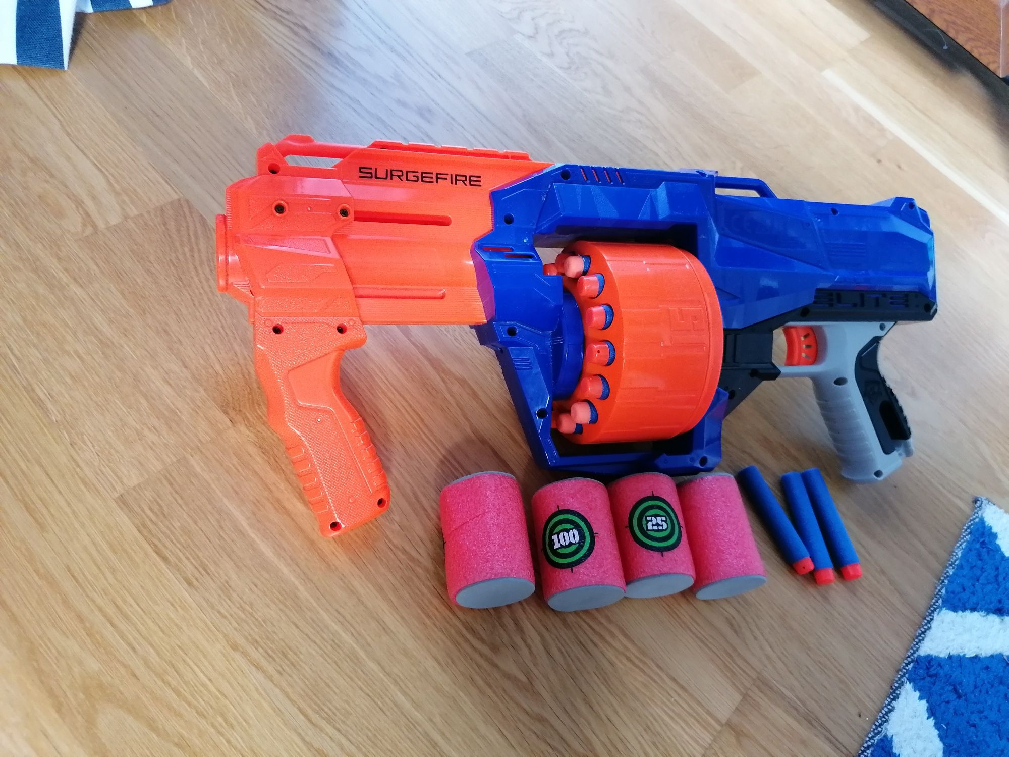 Nerf Surgefire ze strzałkami i celamii