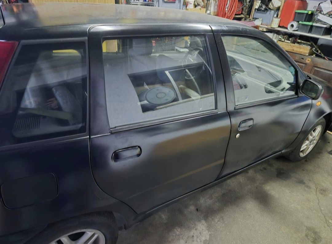 Fiat punto 1.2 16v 1998
Kms:213.000

Carro em bom estado com algum des