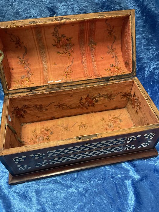 Bau antigo trabalhado