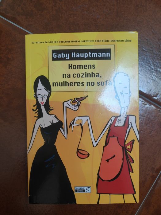 Homens na cozinha, mulheres no sofá