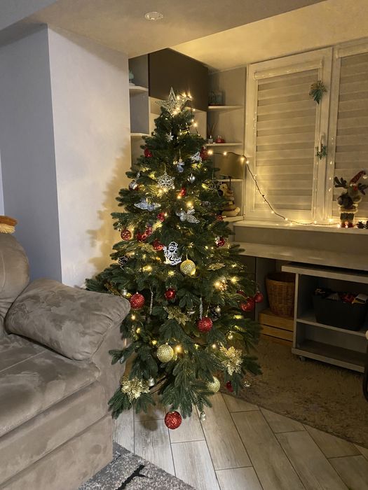 Ялинка лита з прикрасами