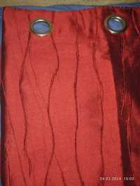 Красиві червоні штори з кольцами 2 шт з маленьким дефектом на кольці