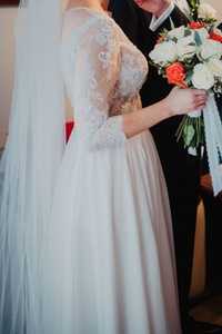 Piękna suknia ślubna z rozcięciem na udzie