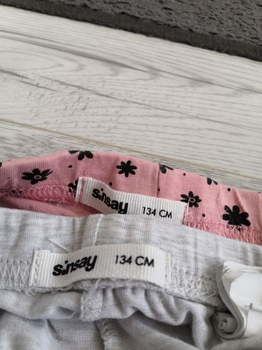 Sinsay szare legginsy kwiatowy wzór.