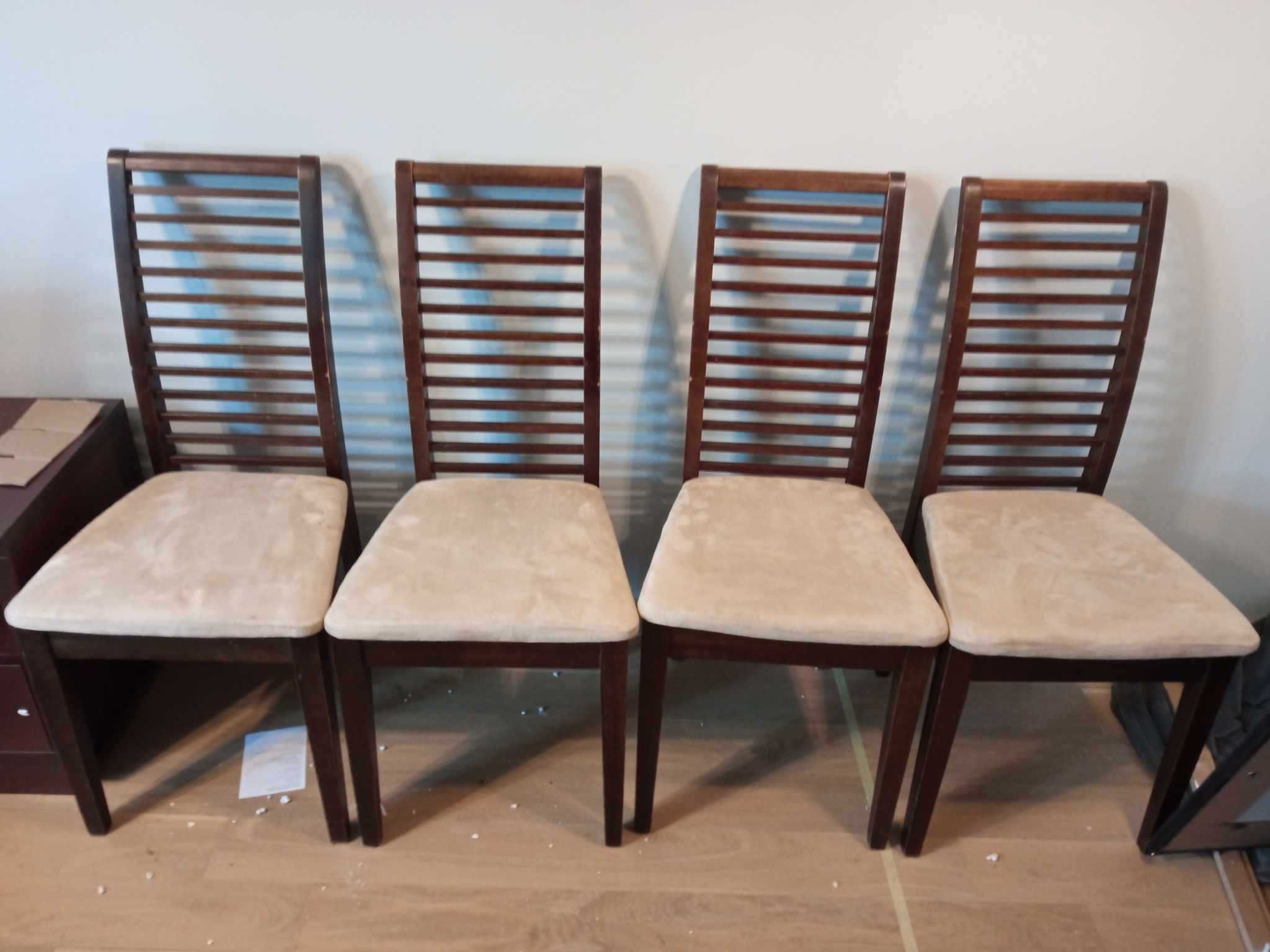 Drewniany rozkładany stół z krzesłami