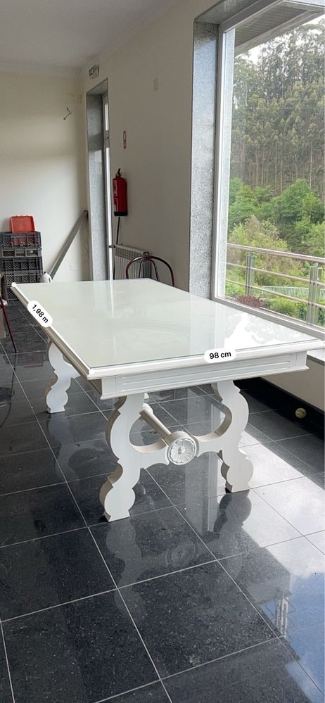 Mesa branca clássica com madeira branca e vidro