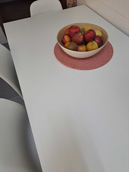 Mesa branca extensivel+4 cadeiras