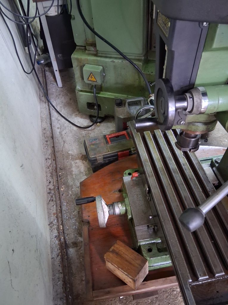 Máquina de Furar e Fresar
