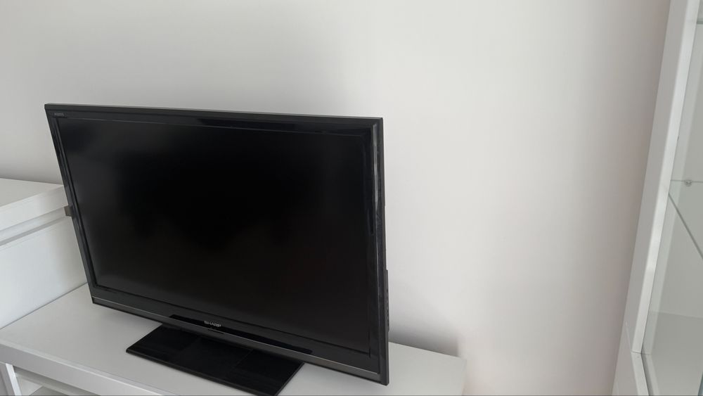 sharp 46 cali lcd colour tv lc-46d65e
