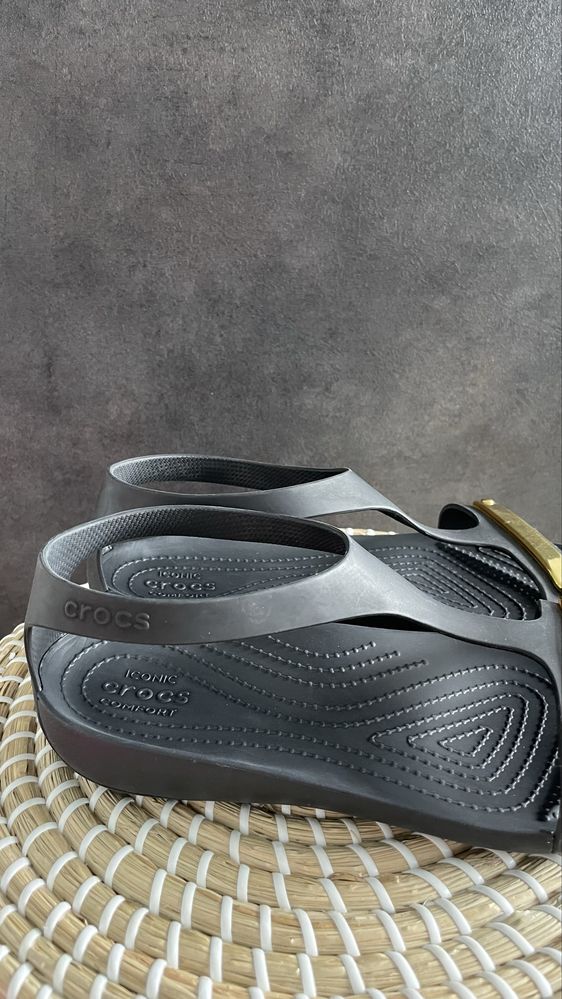 Crocs sandały Serena Metallic Bar Gold/Black W8 38/39