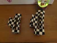 Czarne klamerki do włosów w szachownicę