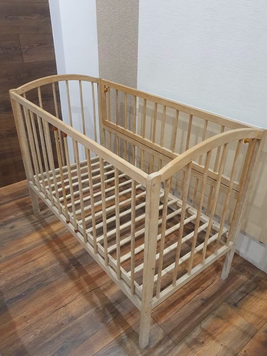 Дитяче дерев'яне ліжечко