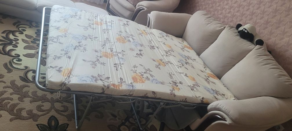 Диван та крісло у вітальню