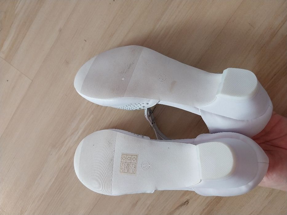Buty białe komunijne r.38 na obcasie