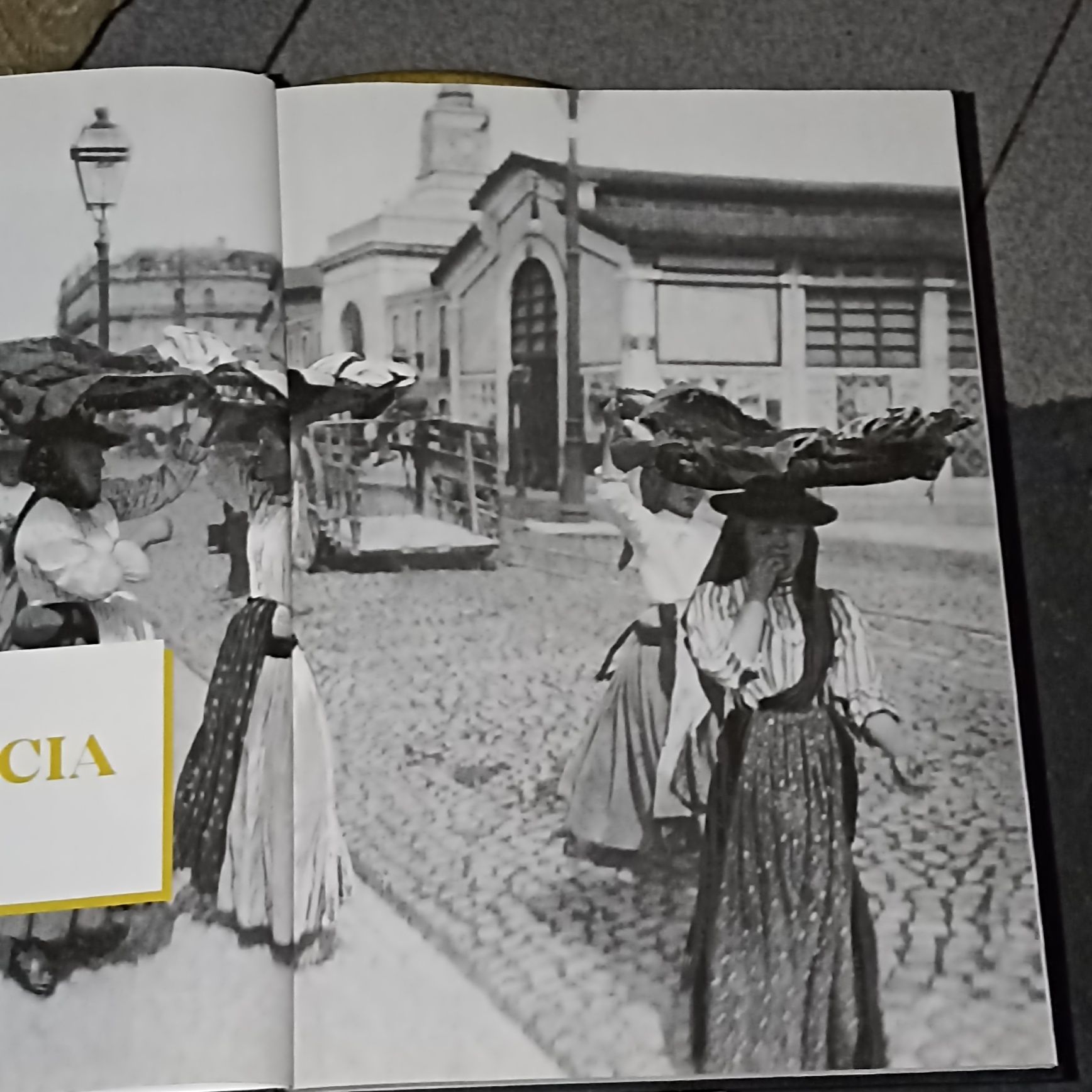 Livro de Ouro de Amalia Rodrigues com várias gravuras a preto e branco