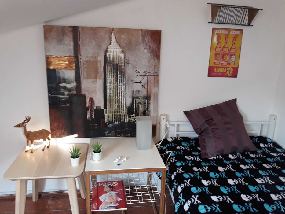 Quarto c/ WC PRIVADO num SOTÃO TETO BAIXO. Centro Lisboa