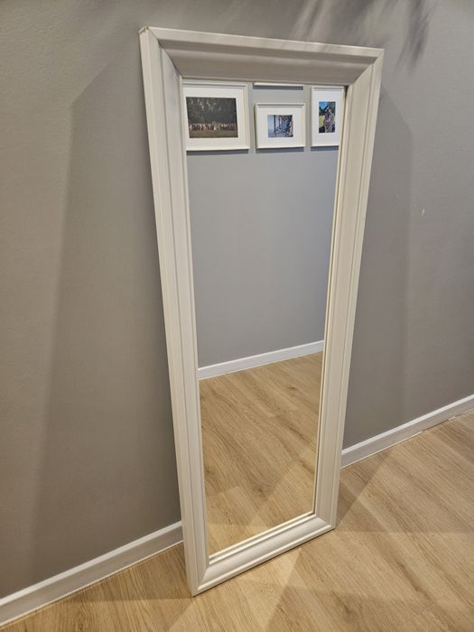 Lustro w białej ramie IKEA toftbyn