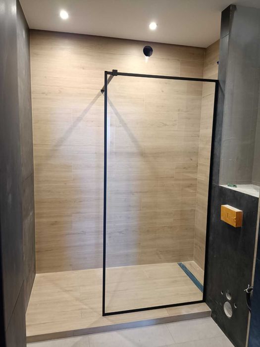 Двері, шторка, душова перегородка або кабіна з гартованого скла.