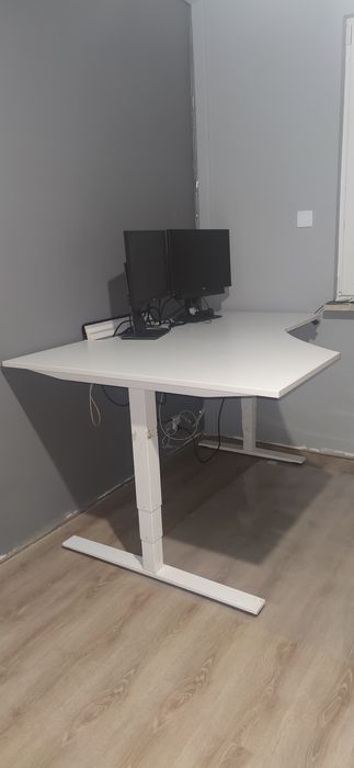 Biurko narożne z elektryczną regulacją