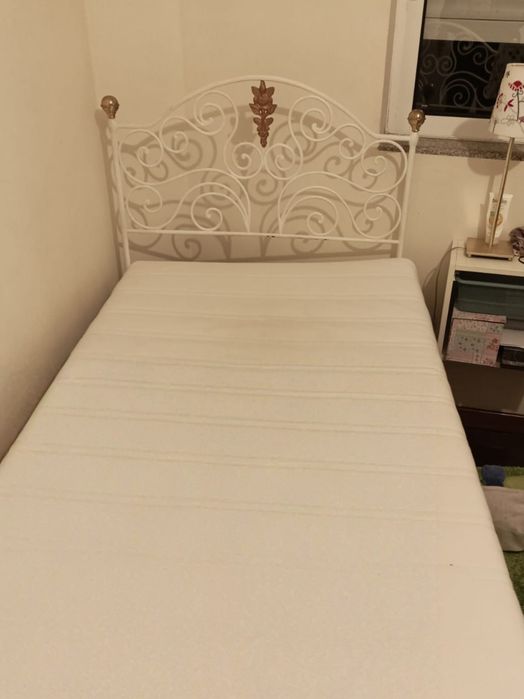 Cama de ferro antiga