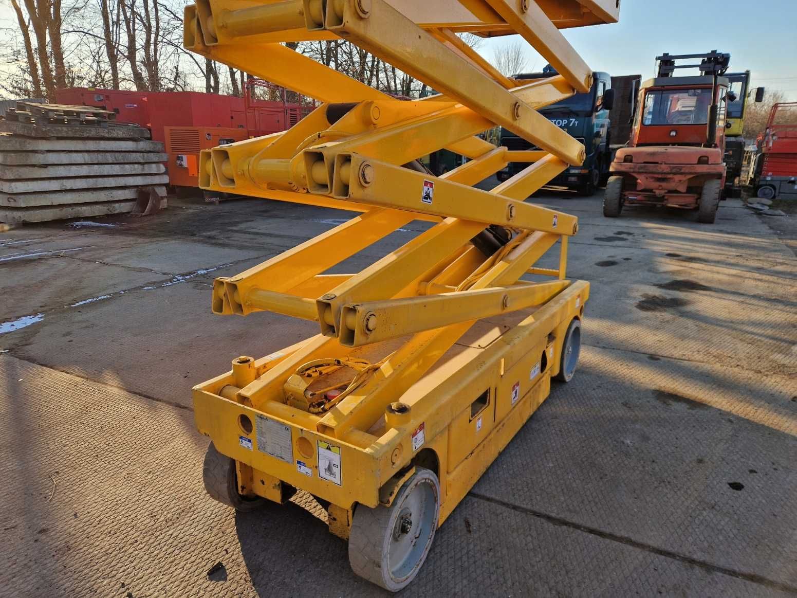 Ножничний підйомник Haulotte Compact 10N, акамуляторний, пеканіска