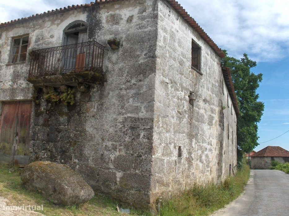 Casa secular com foral e capela.