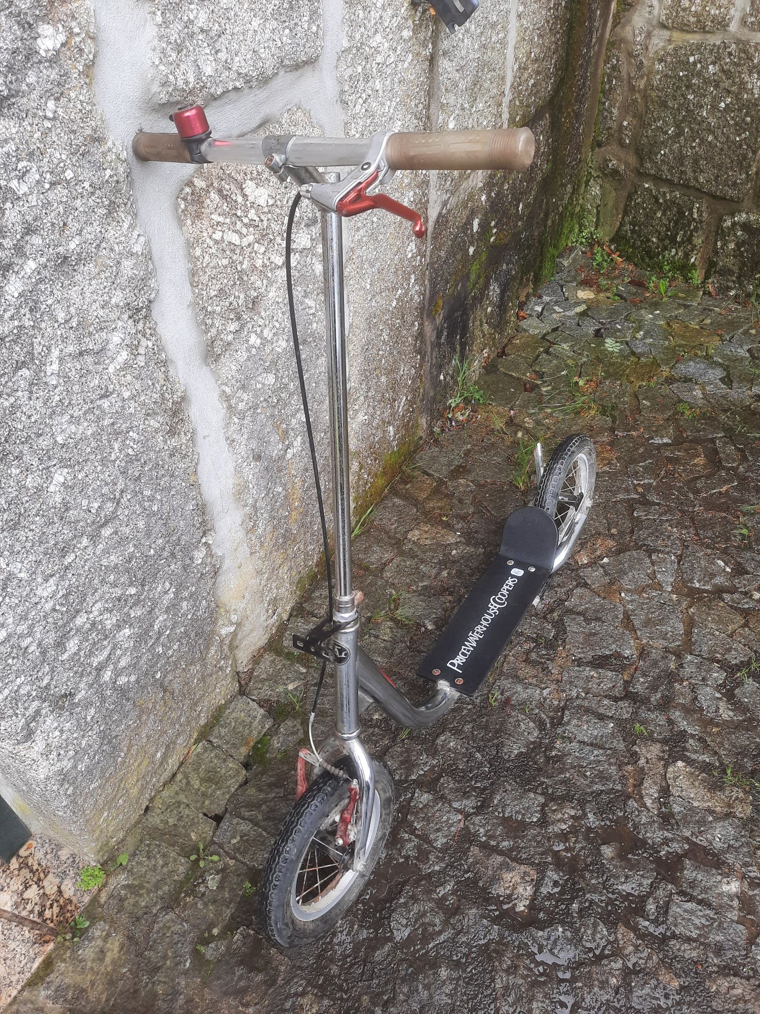 Trotinete com travão e descanso. Travassós-Fafe