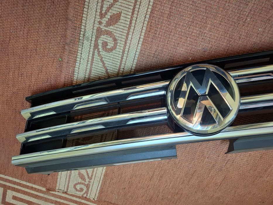 Atrapa Grill Tiguan R-line 5NA znaczek vw logo
