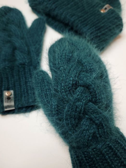 Комплект из Ангоры шапка и варежки