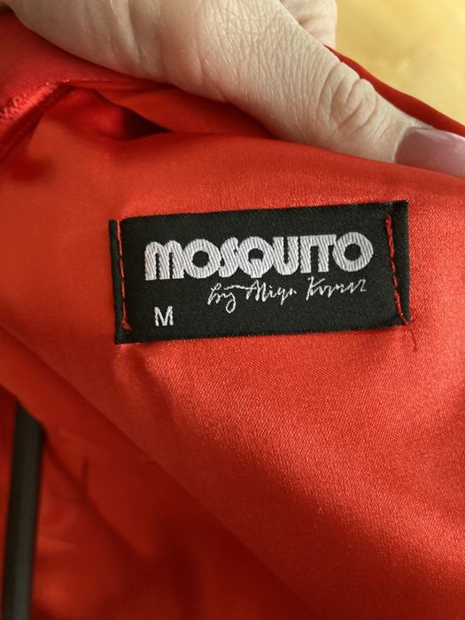 Śliczna sukienka z wyciętymi plecami