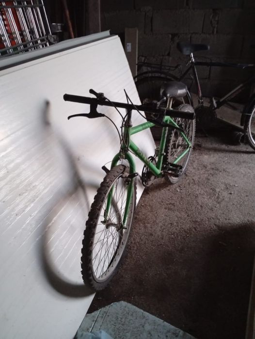 Bicicleta verde usada