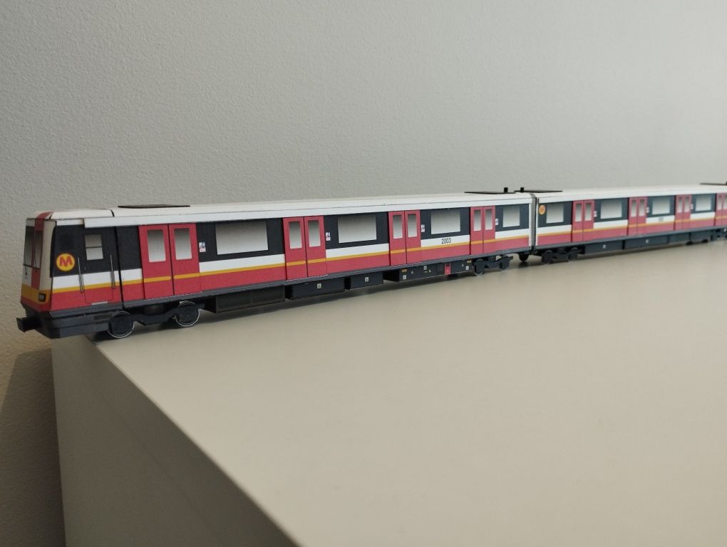 Model kartonowy  metro warszawskie Alstrom Metropolis 98B skala 1:87 z