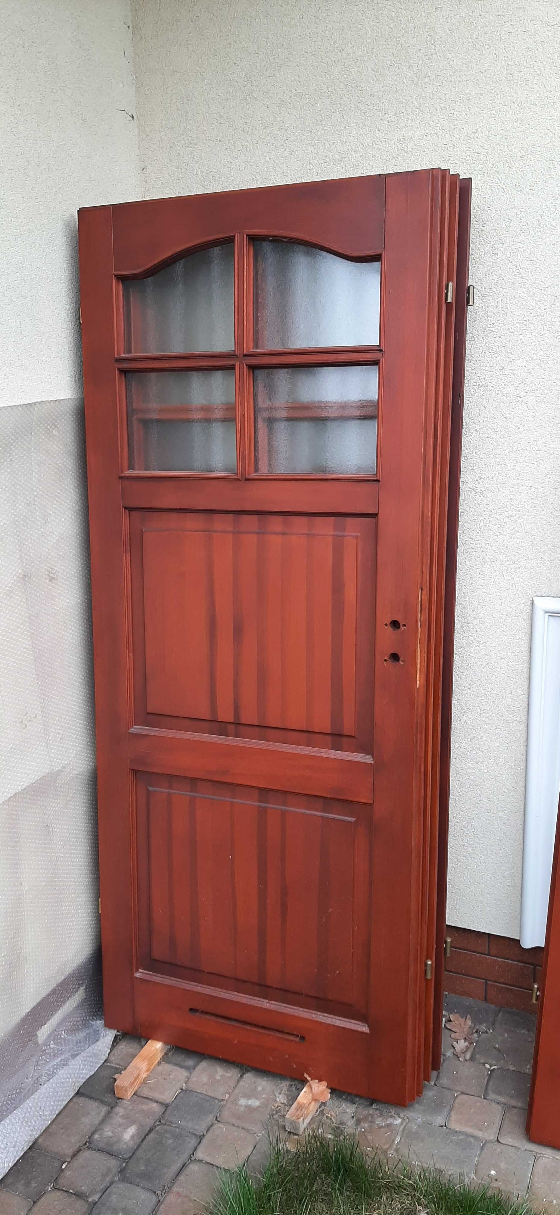 Drzwi do łazienki drewniane sosnowe wewnętrzne, mosiężna klamka
